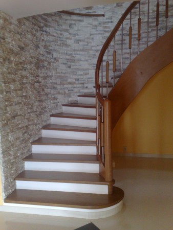 schody s oblukovou schodnicou