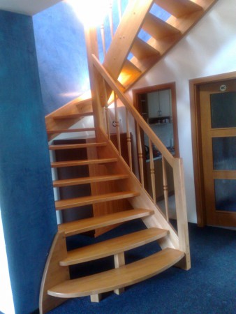 samonosne schody tvar U masiv buk bez podstupnov