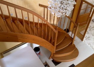 ohybane schodišťe a zabradlie