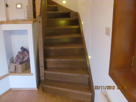 smrekove schody samonosne okolo krbu