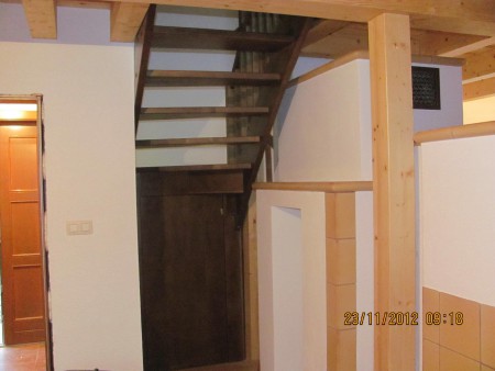 schody smrekove s odkladacim priestorom