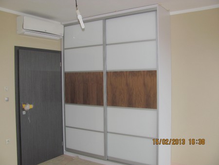 vstavaná skrina sklo a dyha orech americky